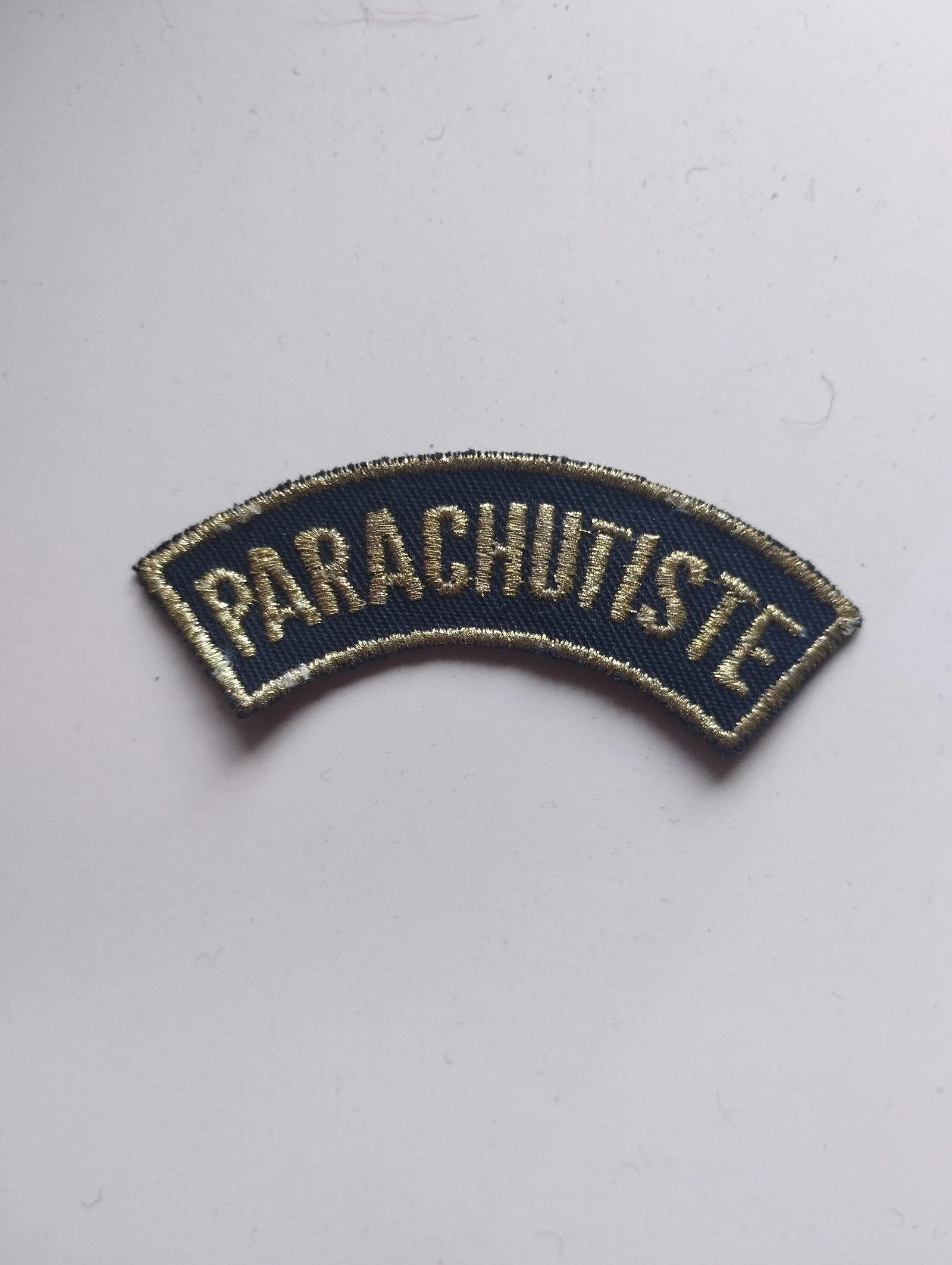 Insigne / Titre d'épaule militaire "PARACHUTISTE" – Brodé